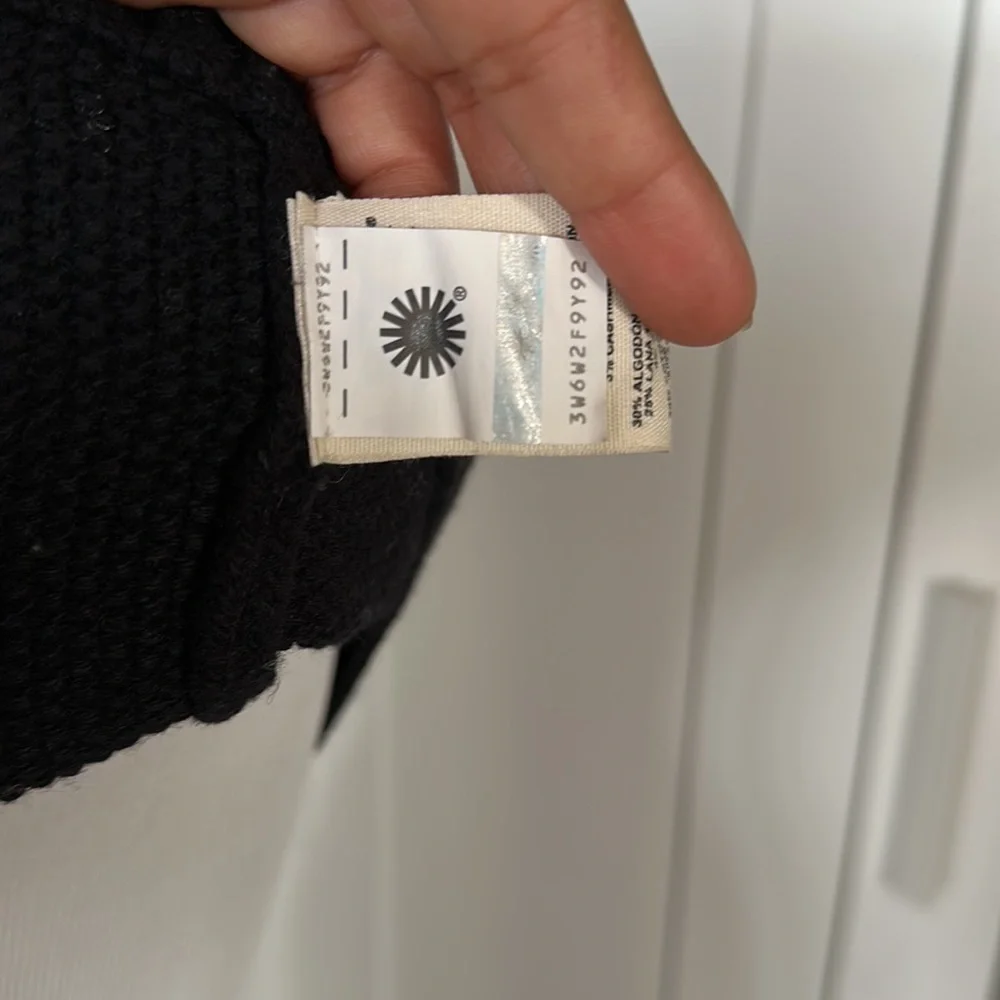 UGG TURTLE SWEATER SIZE M - Picture 8 of 8